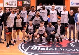 Jugadores del Biele ISB posan con los homenajeados.