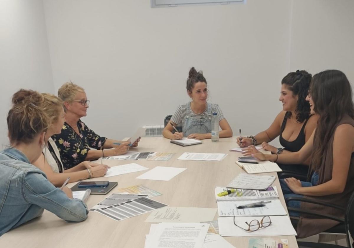 La edil Eneritz Arruti durante un encuentro con mujeres de Lezo.