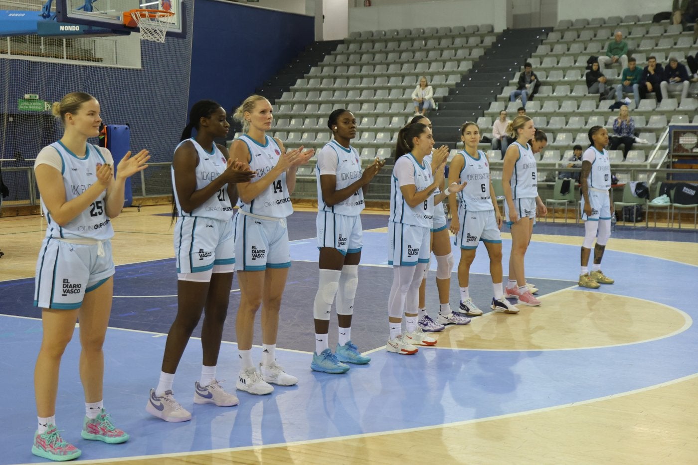 La plantilla del IDK durante la presentación del choque.