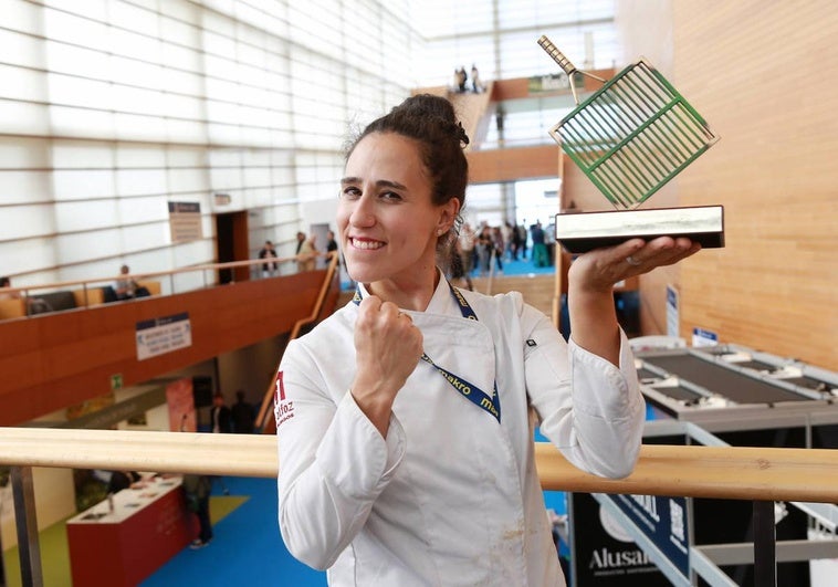 Vanesa Martín, responsable de cocina del Alfoz de Burgos, posa con el trofeo logrado este miércoles en el concurso de parrilla.