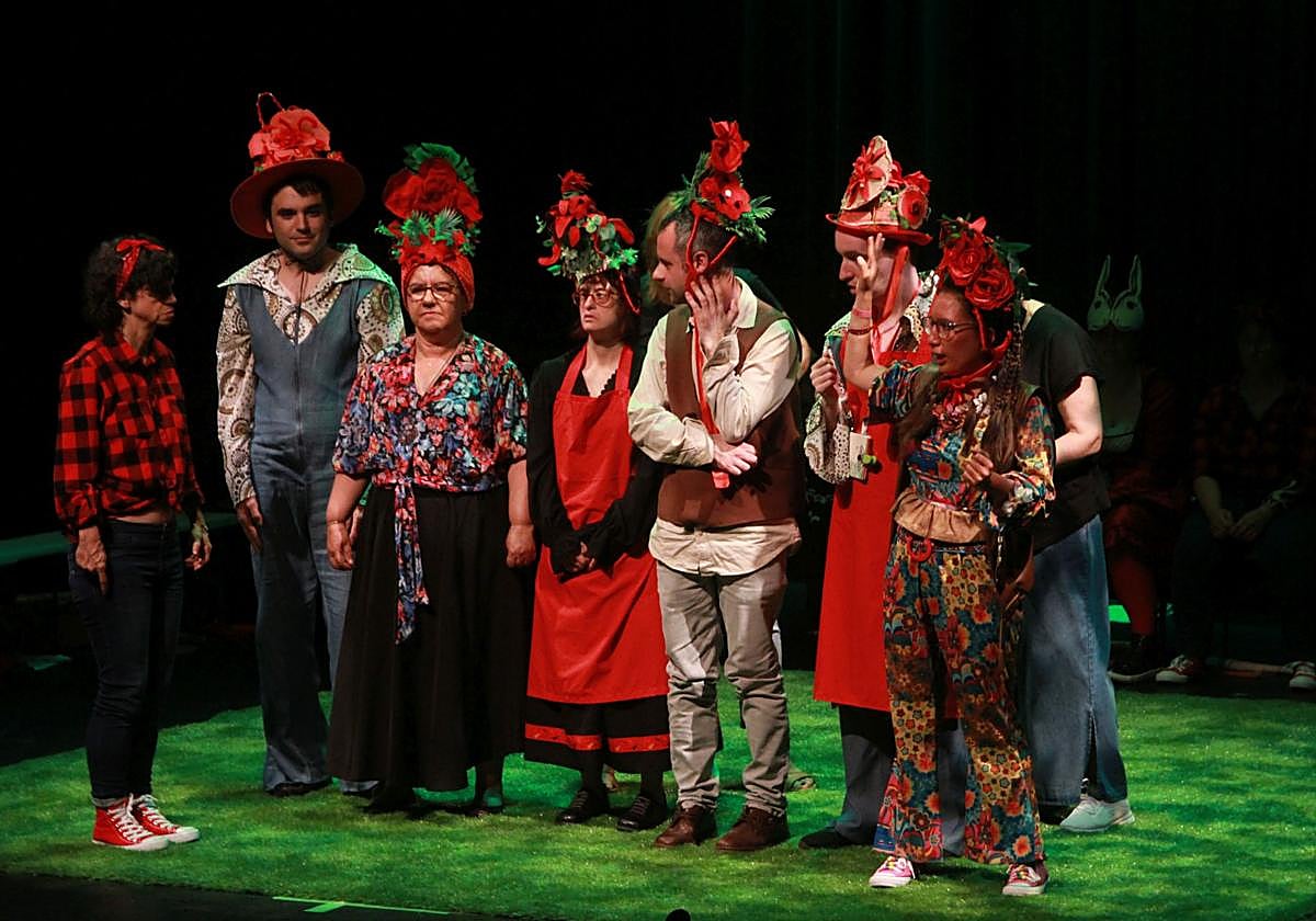 Los artistas de la compañía Ezezagunok, en su actuación en Girona.