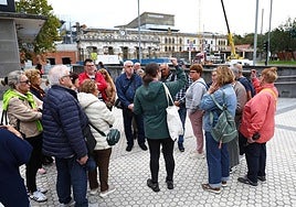 Una de las guías turísticas comienza el tour a uno de los dos grupos formados a partir de los 50 visitantes llegados en un autobús.