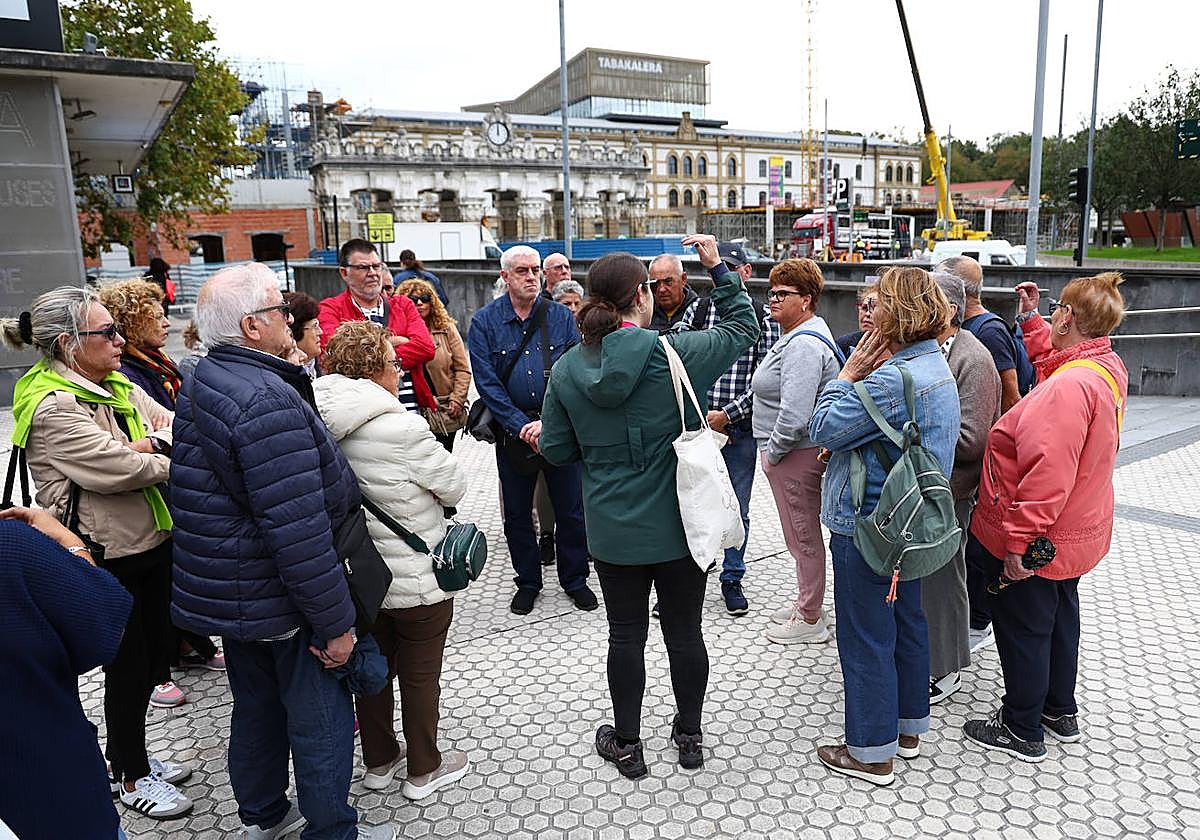 Una de las guías turísticas comienza el tour a uno de los dos grupos formados a partir de los 50 visitantes llegados en un autobús.