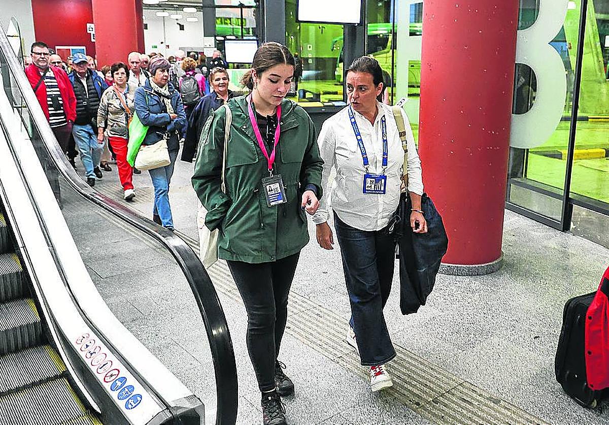 Imagen principal - Las dos guías Ana y Cristina, el técnico de Donostia Turismoa junto al responsable de un grupo y una imagen del 'Decálogo del Buen Guía' que explica la normativa.