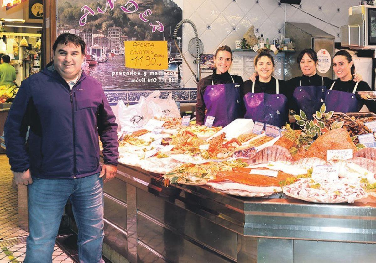 Ander Garmendia, de Pescaderías Ander, posa con su equipo.