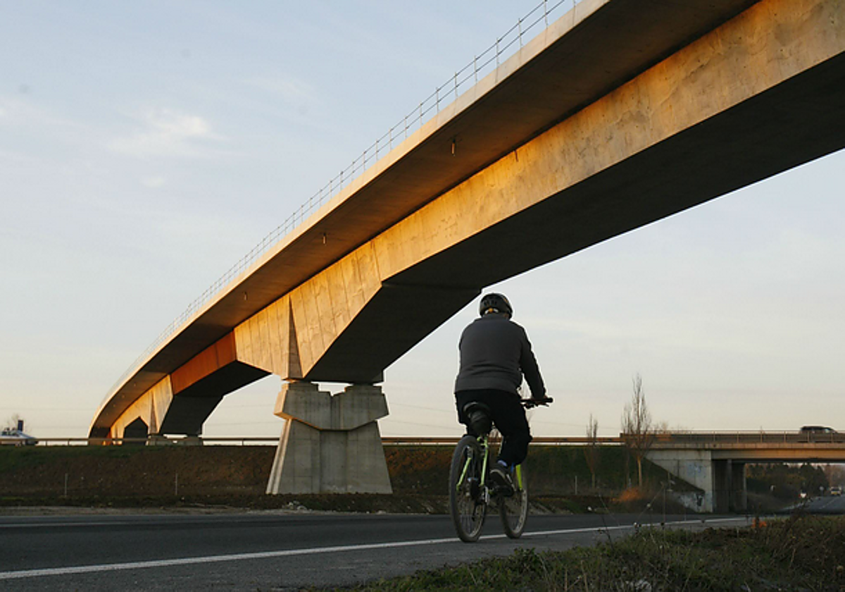 Viaducto del TAV a la altura del municipio alavés de Durana.