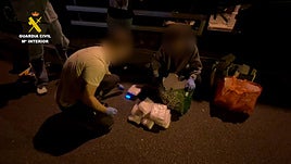 Momento en el que los agentes de la Guardia Civil interceptan la droga.