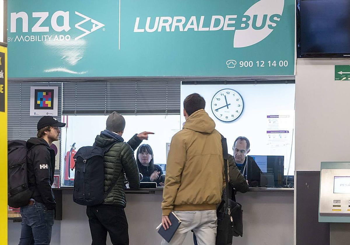 Viajeros comprando un billete en la estación de autobuses de Donostia.
