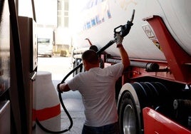 Repostaje de un camionero en Behobia.