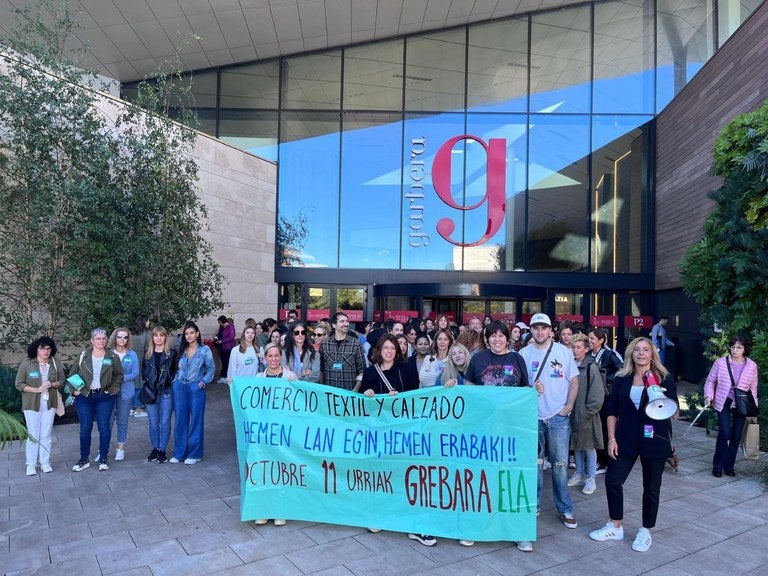 Protesta de trabajadoras y trabajadores hoy ante las tiendas del sector en Garbera, Donostia.