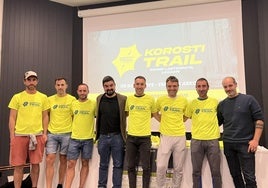 Los organizadores con representantes del Ayuntamiento en la reunión de voluntarios.