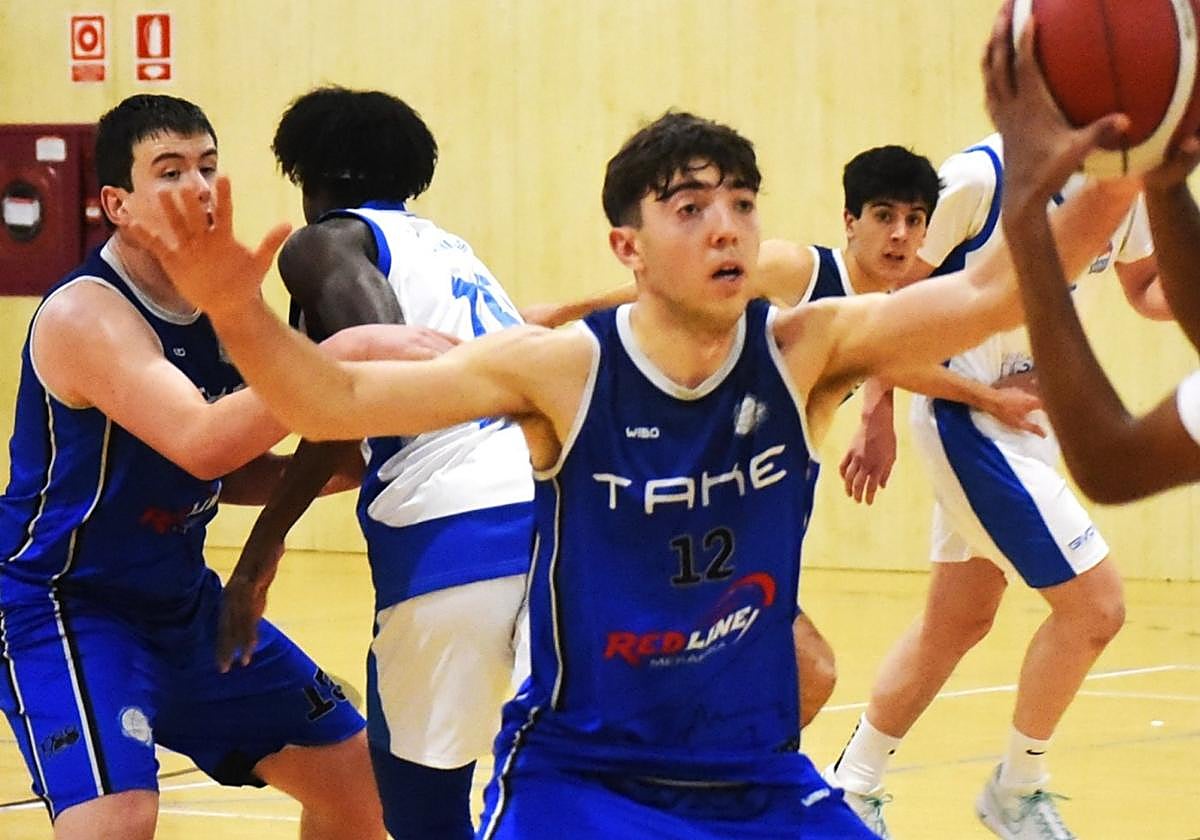 Una imagen disputada por el equipo tolosarra en Usabal durante la pasada temporada.