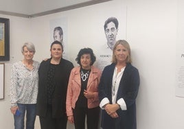 Las hijas de los tres artistas, Ana, Miren y Cristina, y Miren Larrañaga, nieta del pintor azkoitiarra.