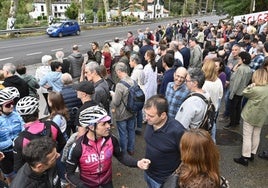 Concentración celebrada el pasado lunes para exigir mejoras en la carretera de Gaintzurizketa.