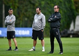 Joseba Etxeberria durante una sesión de trabajo en el campo de Atxabalpe.