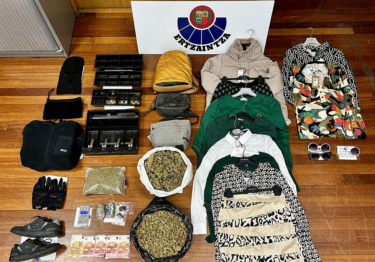 El dinero, la ropa y las sustancias estupefacientes incautadas al detenido.