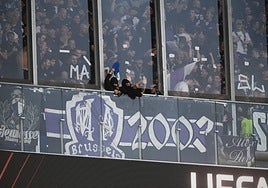 Los ultras del Anderlecht que lanzaron asientos a la zona inferior de Anoeta.