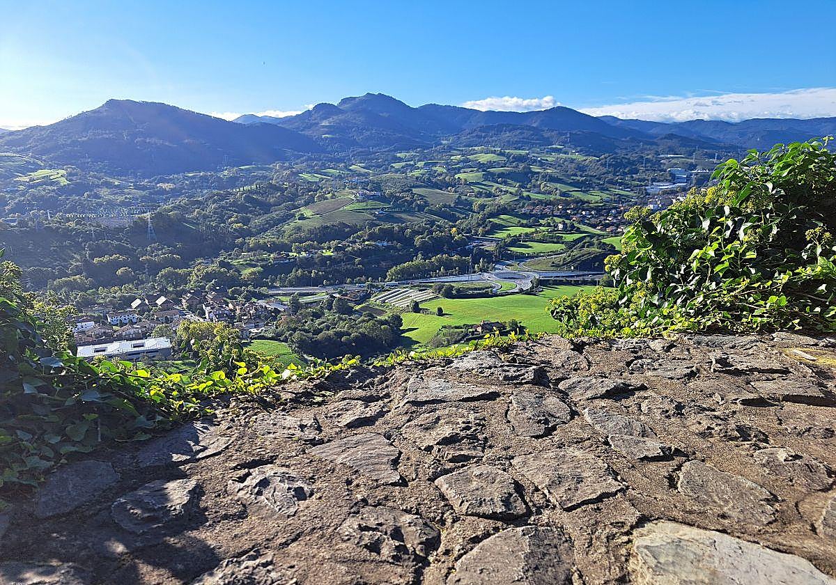 La ubicación del fuerte y la ermita de Santa Bárbara permiten contemplar numerosos rincones de Buruntzaldea.