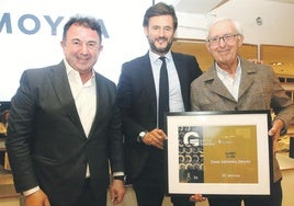 Juan Antonio Duyos (derecha) recoge el premio al Gourmet del Año de la mano de Gorka Natxiondo (Construcciones Moyua) en presencia de Martín Berasategui.