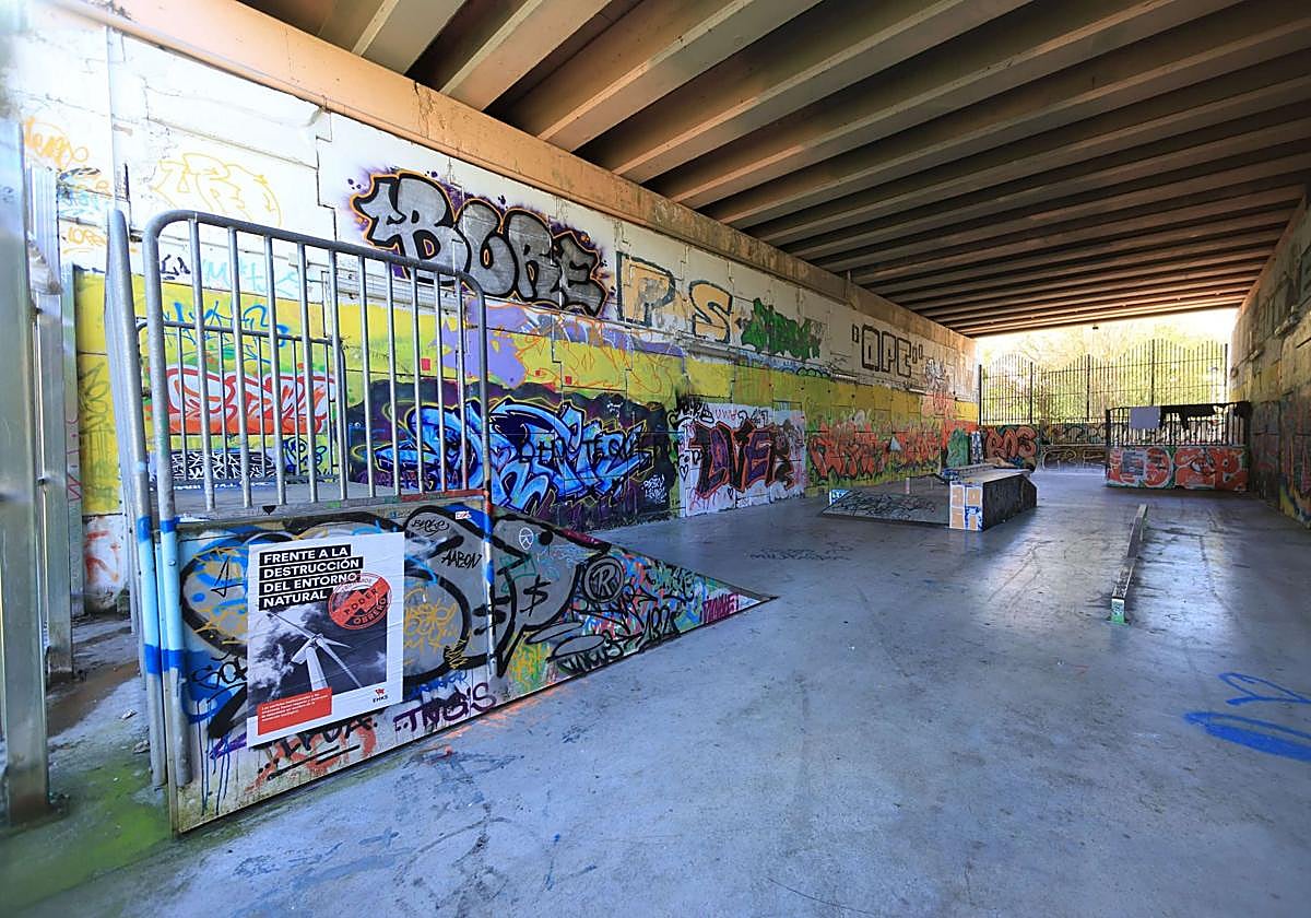 Skate park de Larratxo, que debe ser remodelado por Donostia Kirola, repleto de grafitis y pintadas.