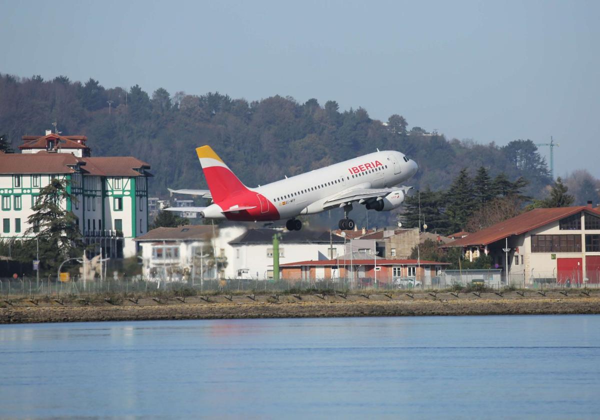 Un avión de Iberia despega desde el aeropuerto de Hondarribia dirección Madrid.