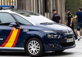 Una patrulla y agentes en la comisaría de la Policía Nacional en Irun.