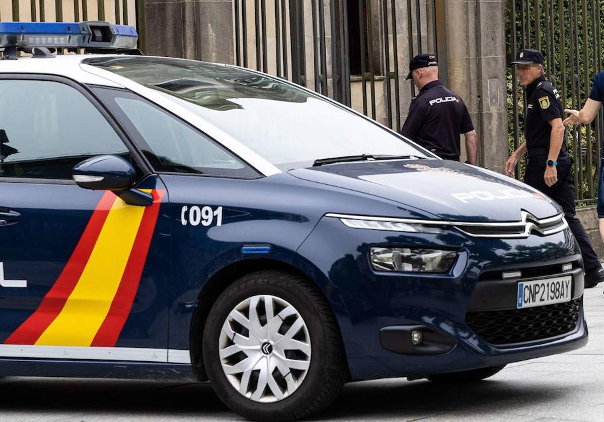 Una patrulla y agentes en la comisaría de la Policía Nacional en Irun.