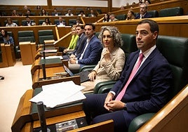 El lehendakari Imanol Pradales y varios consejeros antes de arrancar el Pleno de Control de este viernes en el Parlamento Vasco.