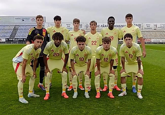 Alineación de la Sub-19 con Jon Martín y Dani Díaz