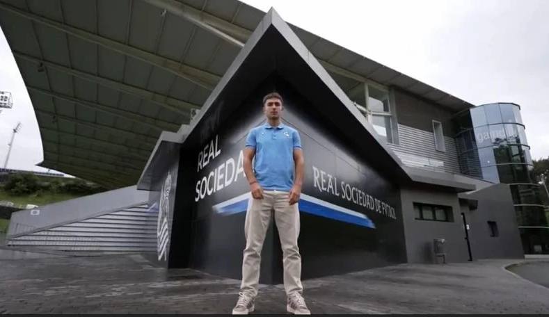 Martin Zubimendi posa para LaLiga World