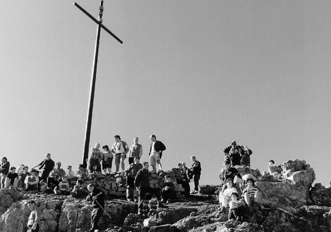 Cruz del Udalatx, con un buen número de mendizales en una foto histórica de conmemoración de su colocación.
