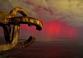 Fotografía del Peine del Viento toma a la una y cuarto de la madrugada del viernes con una exposición de 2,5 segundos.