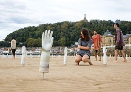 Parte de la instalación colocada en la playa de La Concha.