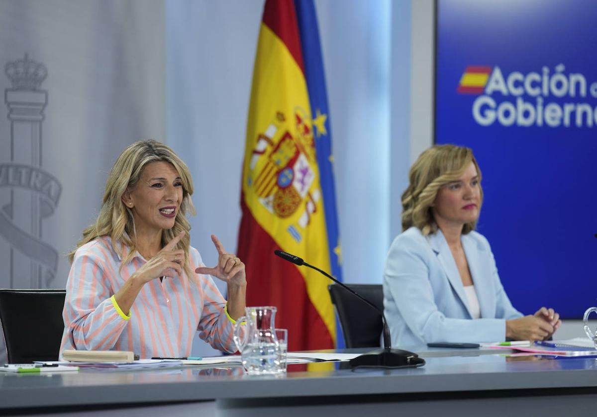 La ministra Portavoz, Pilar Alegría, y la vicepresidenta segunda y ministra de Trabajo y Economía Social, Yolanda Díaz, durante una rueda de prensa tras el Consejo de Ministros.