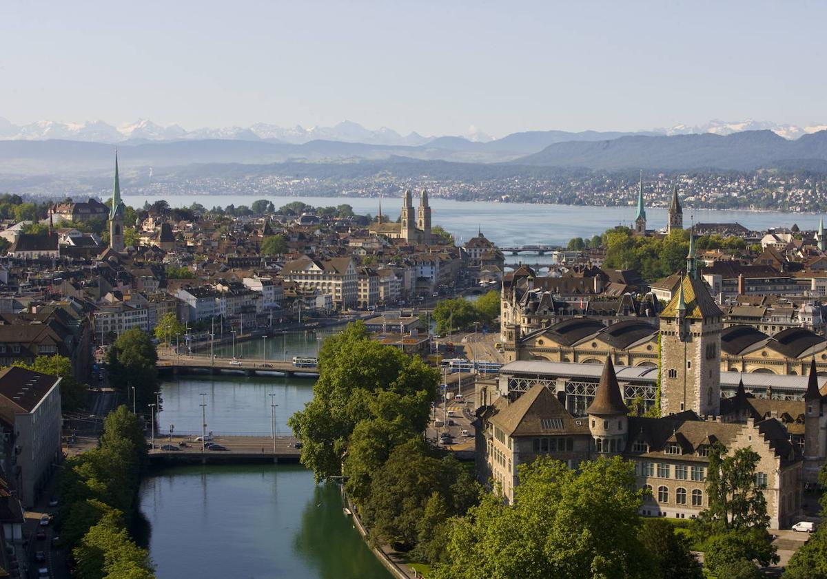 Imagen principal - Zúrich, la ciudad con mejor calidad de vida de Europa. Debajo, Oviedo, la ciudad española más habitable por delante de Donostia. 