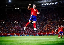 Zubimendi celebra con rabia su primer gol con la selección española que dio el triunfo ante Dinamarca en Murcia.