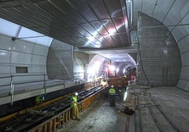 La colocación de vías ya ha superado la estación subterránea de Benta Berri y se encamina hacia La Concha.