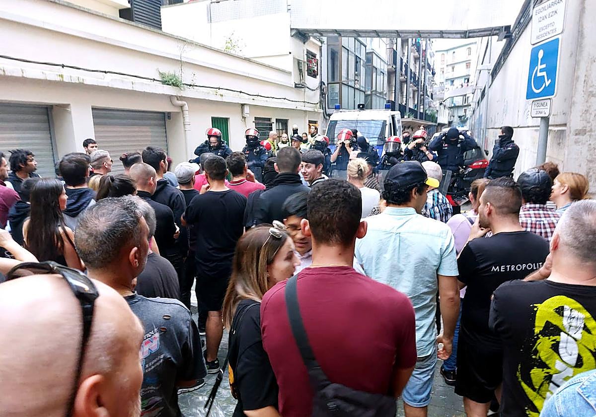 Varios centenares de personas se concentran ante un local ocupado en ...