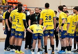 Alex Mozas se dirige a sus jugadores en un tiempo muerto en Artaleku.