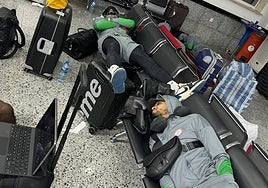 Los jugadores de la selección de Nigeria, tirados en un aeropuerto de Libia