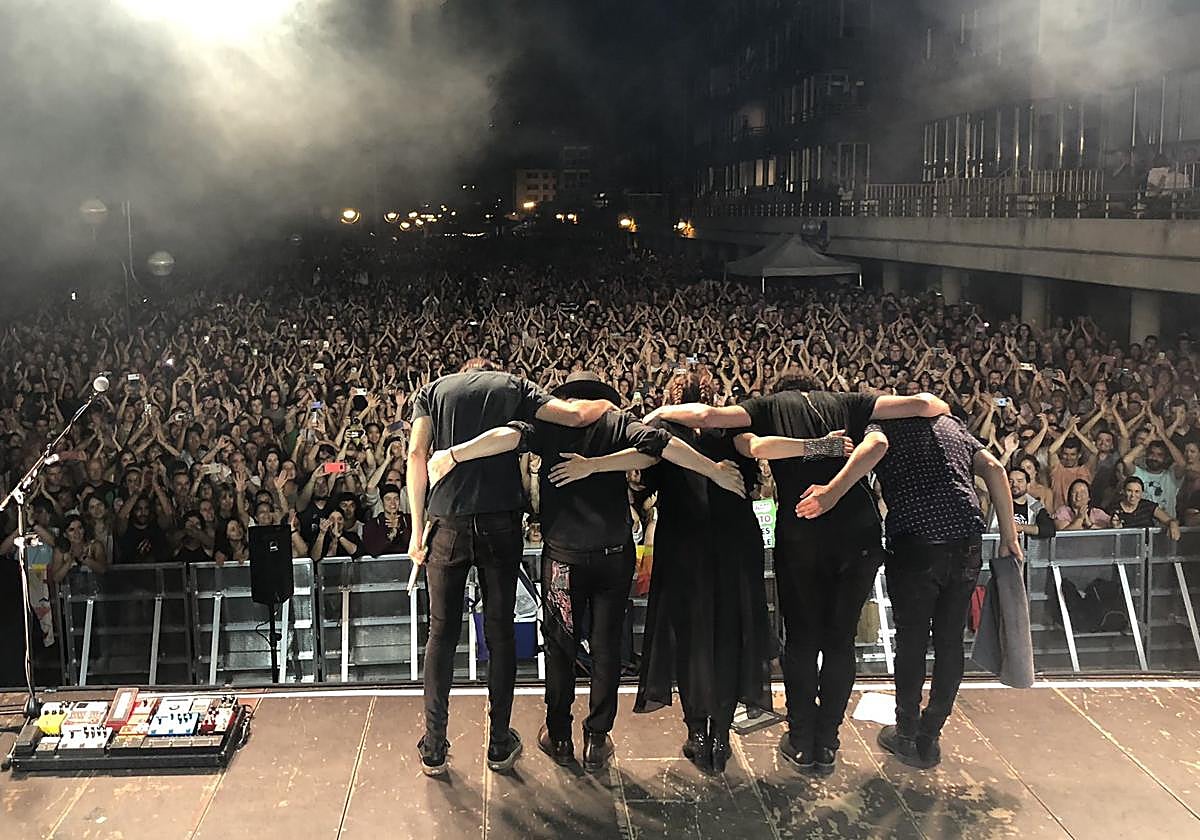 La Oreja de Van Gogh en su concierto en Zarautz en 2022; el último concierto en casa del grupo