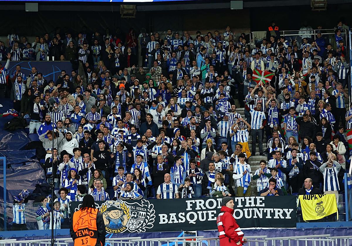 La afición de la Real, en su última visita europea, la del pasado curso en París