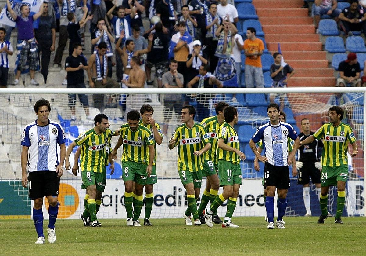 Los jugadores de la Real celebran un gol de Labaka en el Rico Pérez ante el Hércules en Segunda