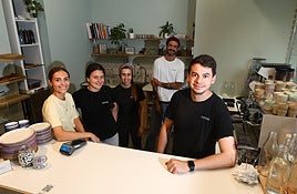 Paula y Stephano dirigen el equipo del Somos Bakery.