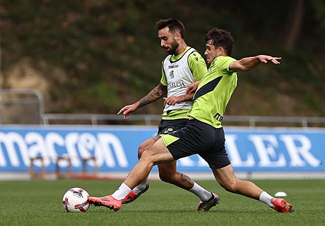 Pablo Marín trata de arrebatar el cuero a Brais Méndez y Odriozola intensifica con una goma elástica el ejerrcicio de Zubeldia