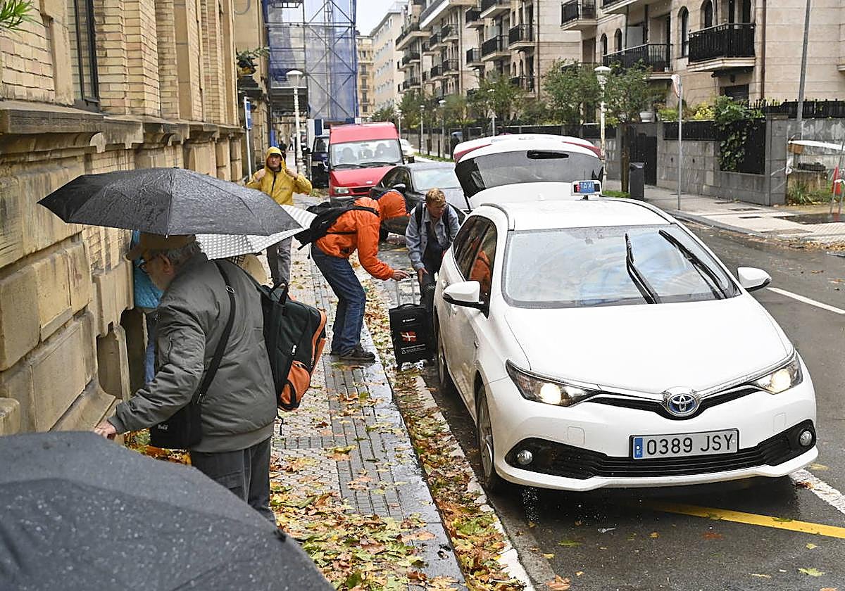 Turistas suben a un taxi en Donostia