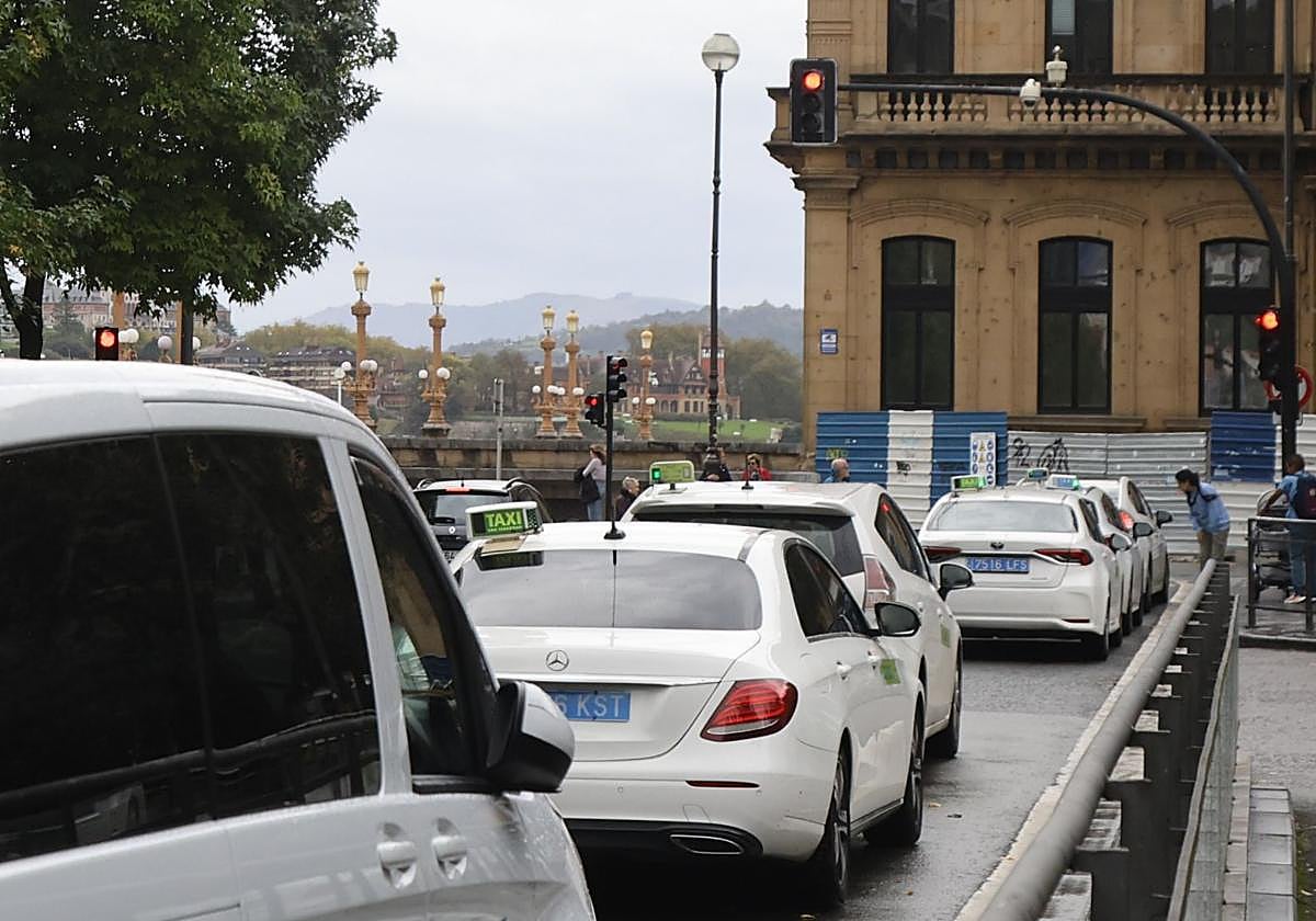 Taxis en el Boulevard de Donostia.