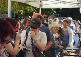 Herritarrek gazta dastatu eta puntuatzeko aukera izan zuten.