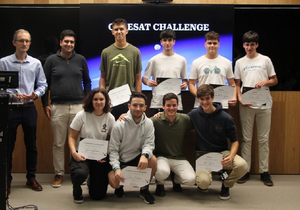 Los ganadores y finalistas, junto a Daniel Valderas y el alumno mentor Juan Lacosta.