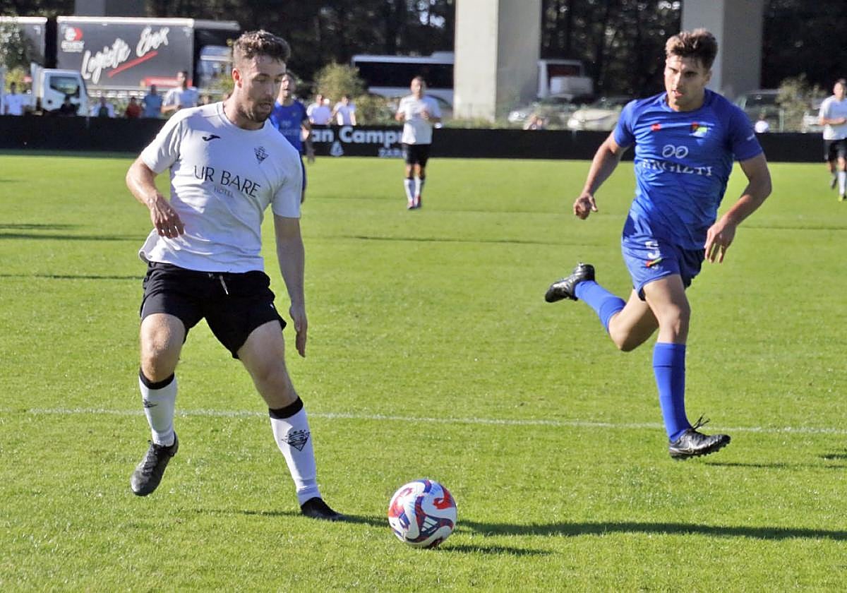 Ximon Aranguren se escapa de su marcador para buscar el primer gol contra el Tolosa.